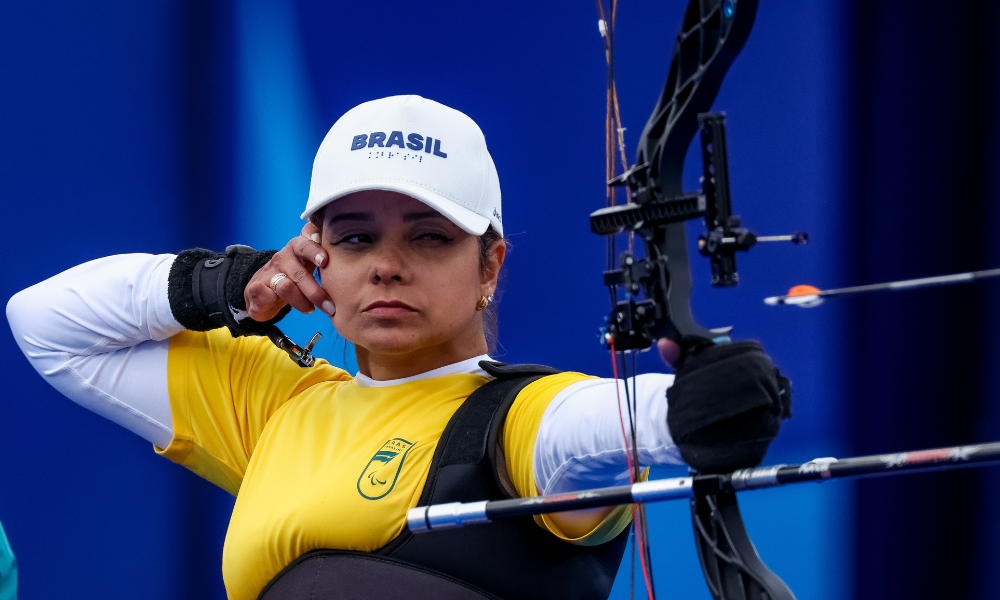 Juliana Silva em ação no tiro com arco dos Jogos Paralímpicos de Paris-2024; ela também é escritora e palestrante