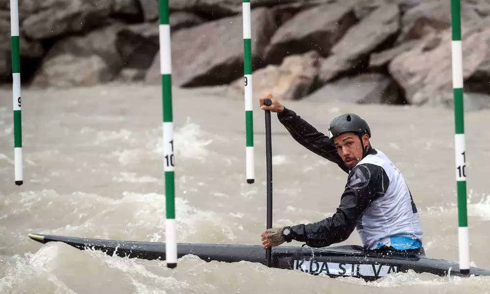 Kauã da Silva em ação em etapa final da Copa do Mundo de canoagem slalom; ele passou, e Ana Sátila não