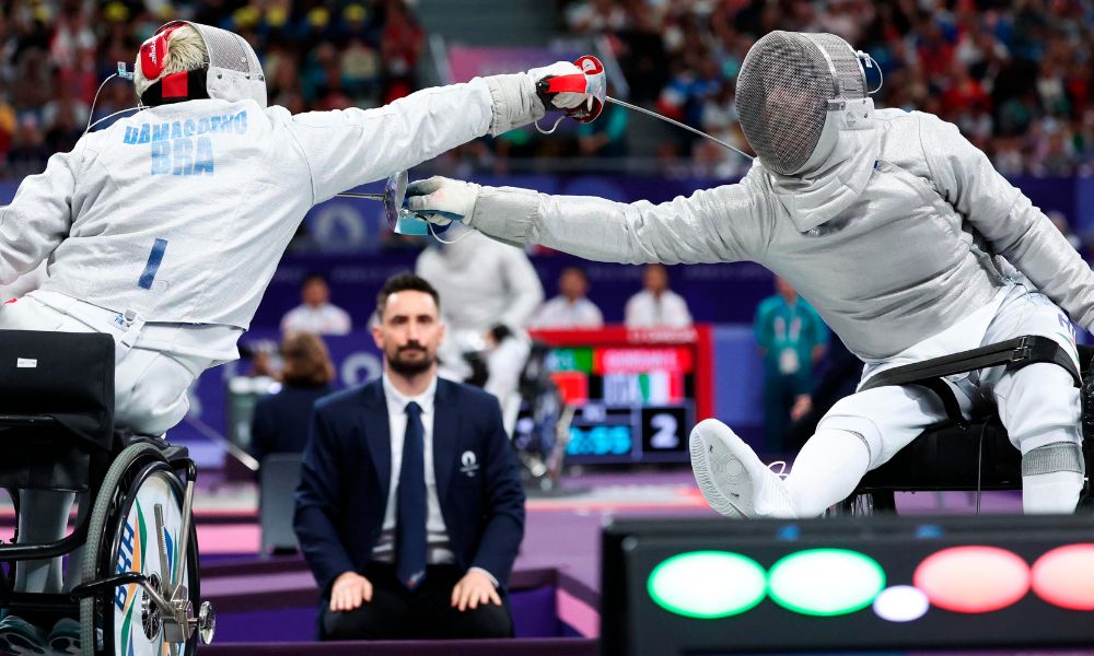 Kevin Damasceno nas quartas de final do florete por equipes da esgrima em cadeira de rodas nos Jogos Paralímpicos de Paris-2024