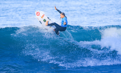 Laura Raupp, de azul, surfa onda no Challenger Series de Ericeira da WSL