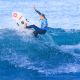 Laura Raupp, de azul, surfa onda no Challenger Series de Ericeira da WSL