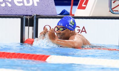 Na imagem, Lídia Cruz, na Arena Paris La Defense, comemorando o recorde paralímpico.