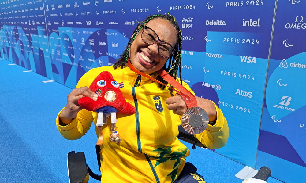 Lídia Cruz com a medalha de bronze em Paris