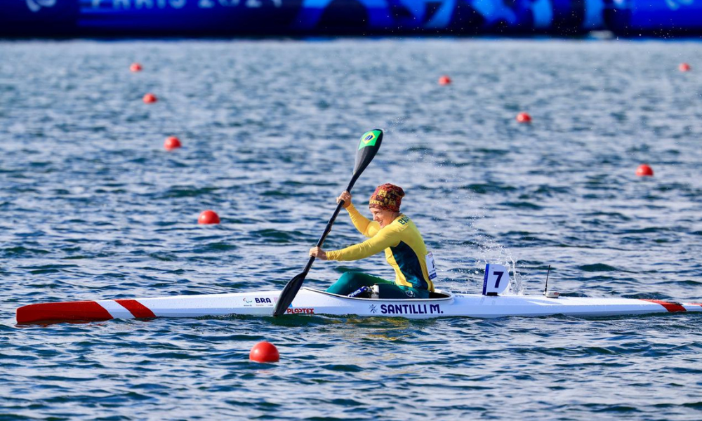 Mari Santilli em ação no caiaque dos Jogos Paralímpicos de Paris-2024; Aline Furtado na paracanoagem