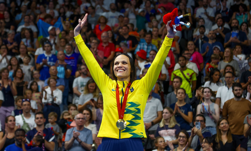 Maria Carol Santiago ergue os braços e comemora medalha para o Brasil nas Paralimpíadas