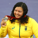 Maria de Fátima Castro com a medalha no peito após bronze no halterofilismo em Paris-2024