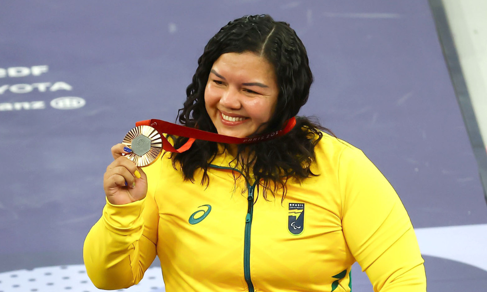 Maria de Fátima Castro com a medalha no peito após bronze no halterofilismo em Paris-2024