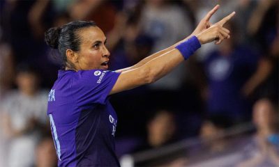 Na imagem, Marta regendo a comemoração da torcida do Orlando Pride.