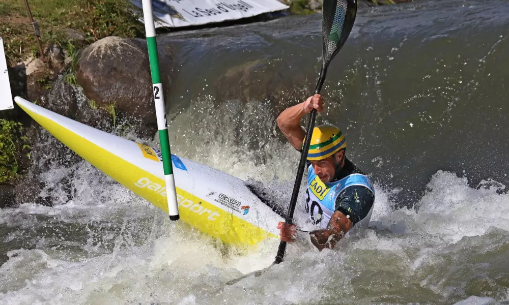 Mathieu Desnos em ação na etapa final da Copa do Mundo de canoagem slalom