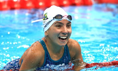 Na imagem, Mayara Petzold comemorando sua classificação à final ainda dentro da piscina.