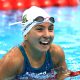 Na imagem, Mayara Petzold comemorando sua classificação à final ainda dentro da piscina.