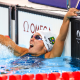 Mayara Petzold comemorando medalha ainda na piscina em Paris 2024