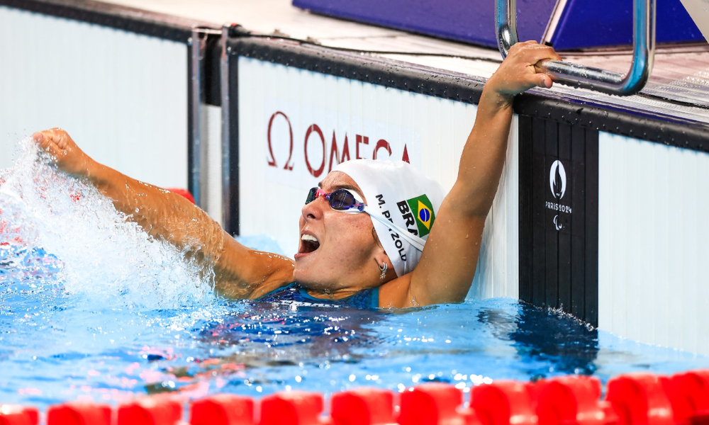 Mayara Petzold comemorando medalha ainda na piscina em Paris 2024