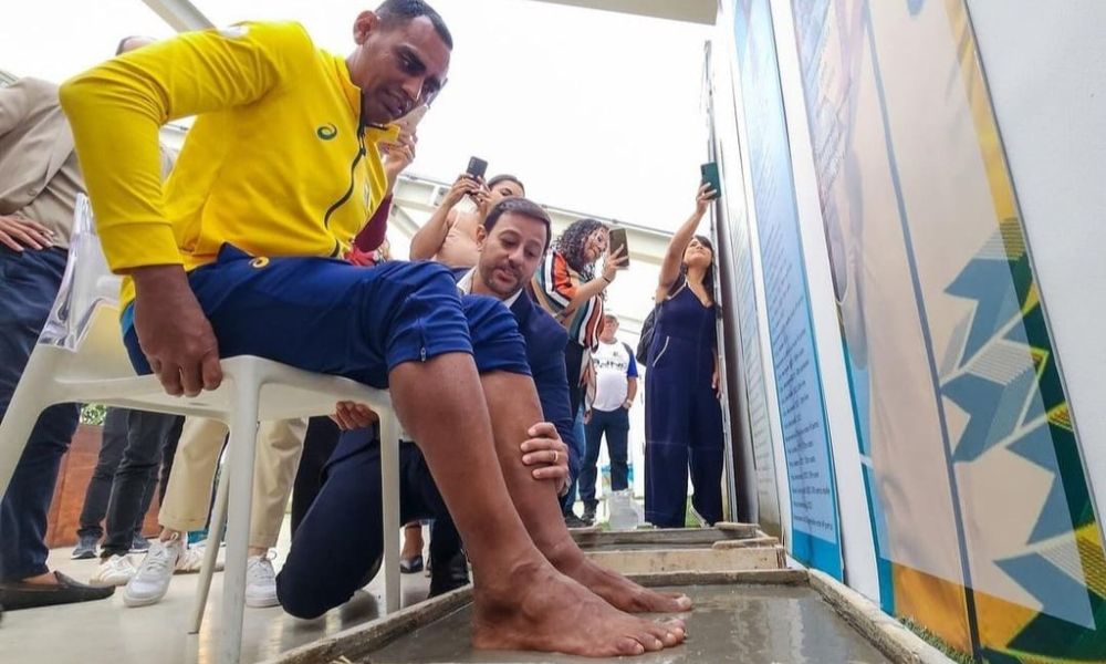 Nonato eternizando seus pés na Arena Pernambuco