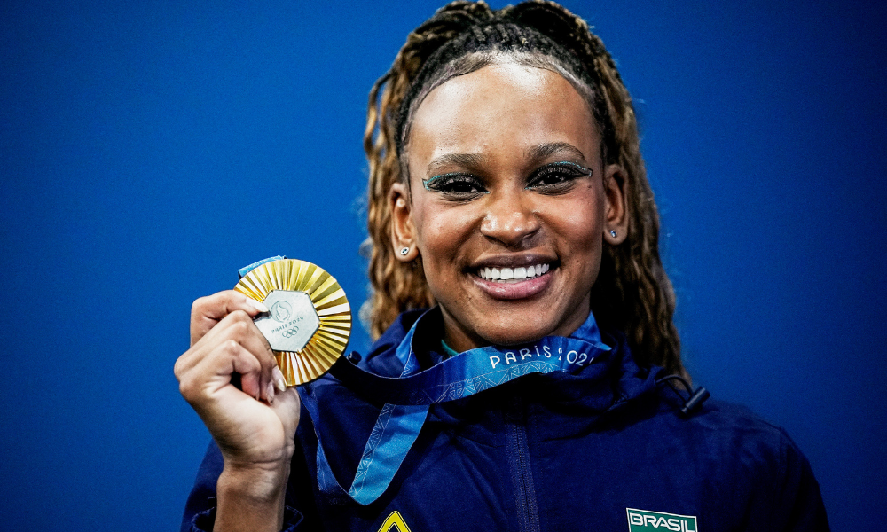 Rebeca Andrade com a medalha de ouro na ginástica artística; ela e Nadia Comaneci participarão de painel na COB Expo