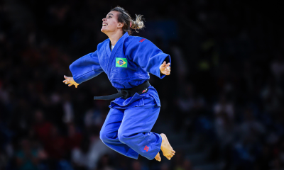 Rosi Andrade pulando em comemoração à medalha paralímpica no judô em Paris-2024