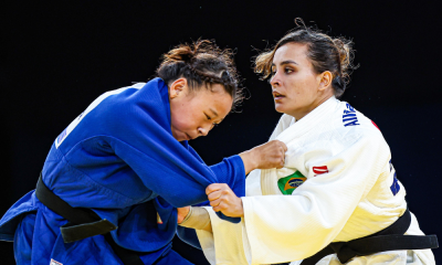 Rosi Andrade segura judogi da adversária durante luta no judô paralímpico em Paris-2024