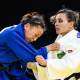 Rosi Andrade segura judogi da adversária durante luta no judô paralímpico em Paris-2024