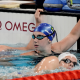 Stephanie Balduccini na piscina, com a mão na borda durante competição; ela não disputará o Mundial de Natação em Piscina Curta