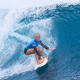 Tati Weston-Webb surfando onda no taiti durante os Jogos Olímpicos de Paris-2024