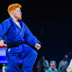 Thiego Marques, que é branco e de cabelo ruivo, está de judogi azul e está se levantando durante disputa do judô nas Paralimpíadas de Paris-2024