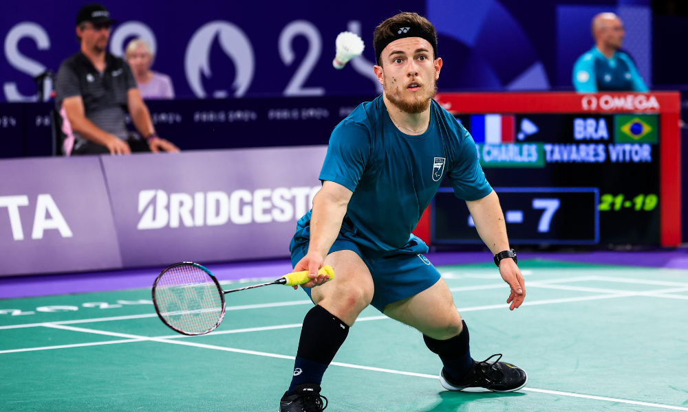 Vitor Tavares em duelo contra o francês no badminton dos Jogos Paralímpicos de Paris-2024