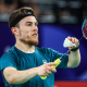 Vitor Tavares com a peteca e a raque de badminton na mão durante os Jogos Paralímpicos de Paris-2024