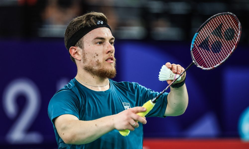 Vitor Tavares com a peteca e a raque de badminton na mão durante os Jogos Paralímpicos de Paris-2024