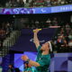 Vitor Tavares em ação no badminton dos Jogos Paralímpicos de Paris-2024, com a torcida ao fundo