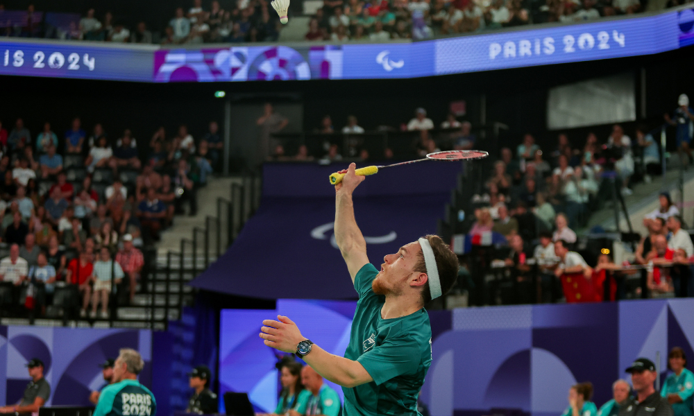 Vitor Tavares em ação no badminton dos Jogos Paralímpicos de Paris-2024, com a torcida ao fundo