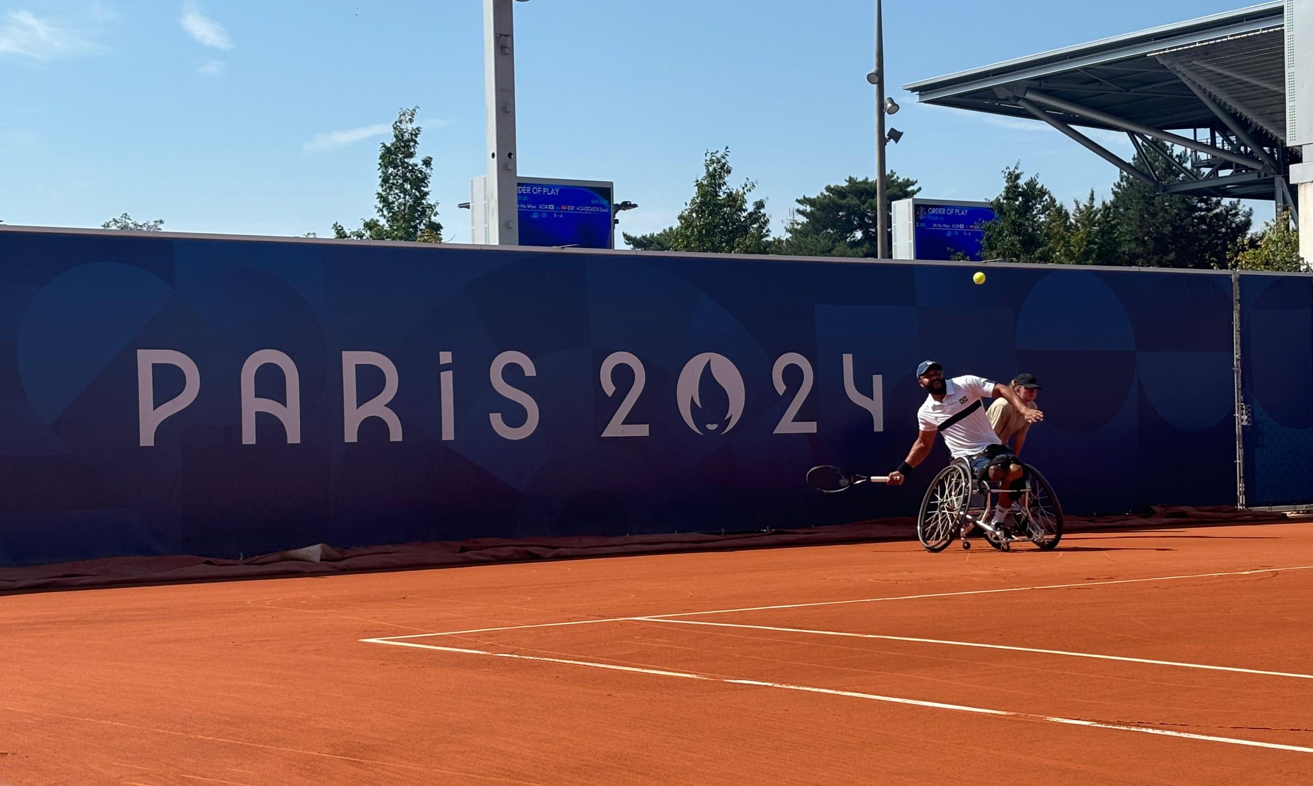 Daniel Rodrigues em ação em Roland Garros durante os Jogos Paralímpicos de Paris - Foto: Pedro Suaide