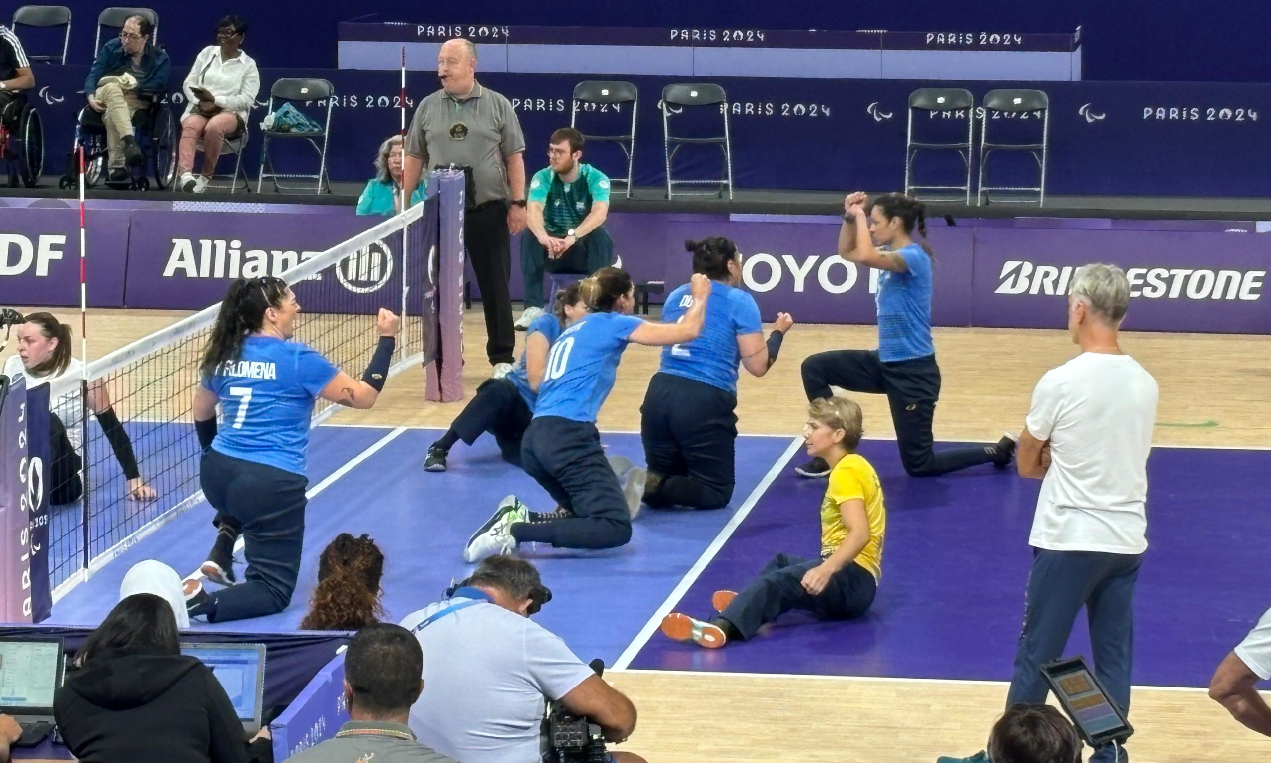 Seleção brasileira feminina de vôlei sentado celebrando ponto contra a Eslovênia nos Jogos Paralímpicos de Paris - Foto: Pedro Suaide