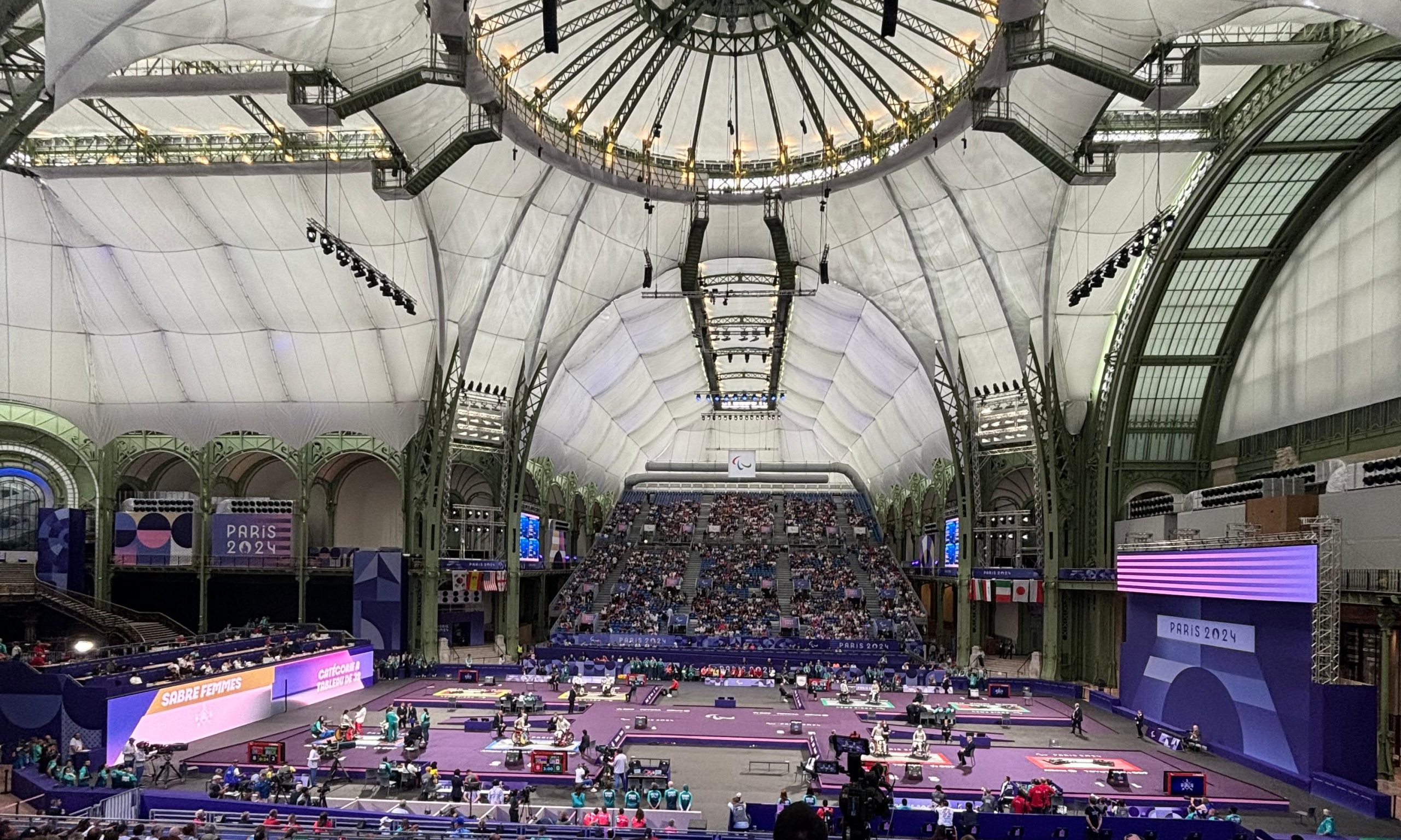 Disputa da esgrima em cadeira de rodas aconteceu no imponente Grand Palais, em Paris - Foto: Pedro Suaide