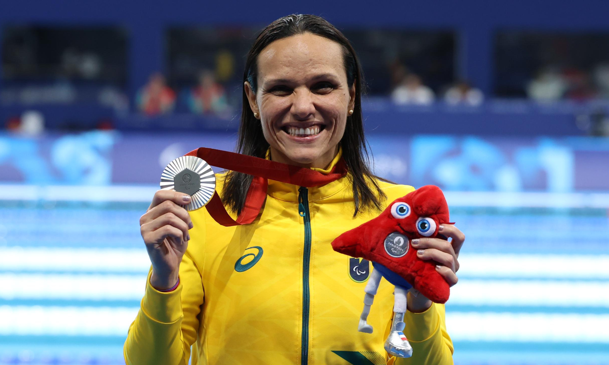 Carol Santiago celebra medalha de prata nos Jogos Paralímpicos de Paris - Foto: Alexandre Schneider/CPB