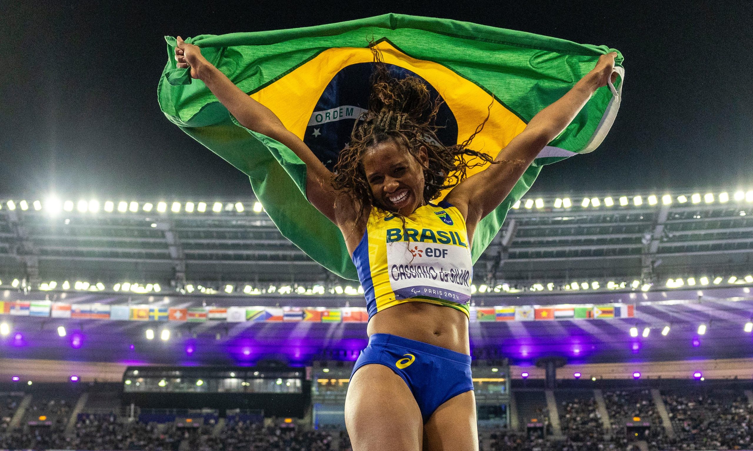 Zileide Cassiano celebra medalha de prata nos Jogos Paralímpicos de Paris - Foto: Ale Cabral/CPB