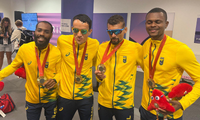 Yeltsin Jacques e Júlio César Agripino ao lado de guias com medalhas no peito nas Paralimpíadas de Paris-2024