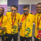 Yeltsin Jacques e Júlio César Agripino ao lado de guias com medalhas no peito nas Paralimpíadas de Paris-2024