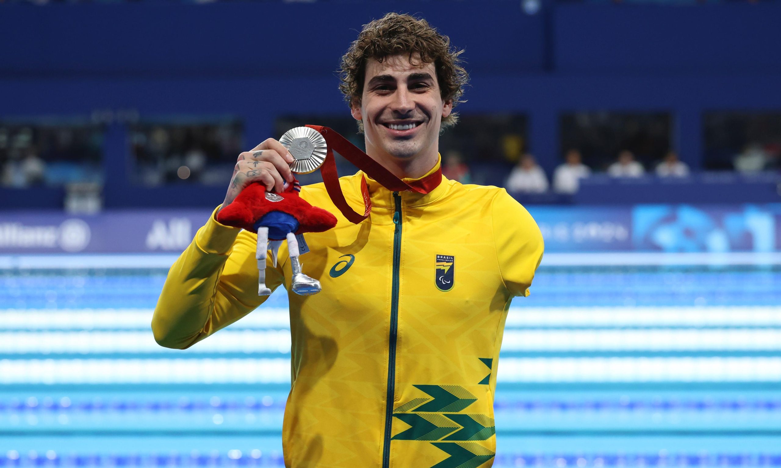 Talisson Glock celebra medalha de prata conquistada nos Jogos Paralímpicos de Paris - Foto: Alexandre Schneider/CPB