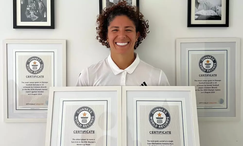 Cristiane posa para foto para o Guiness World Records