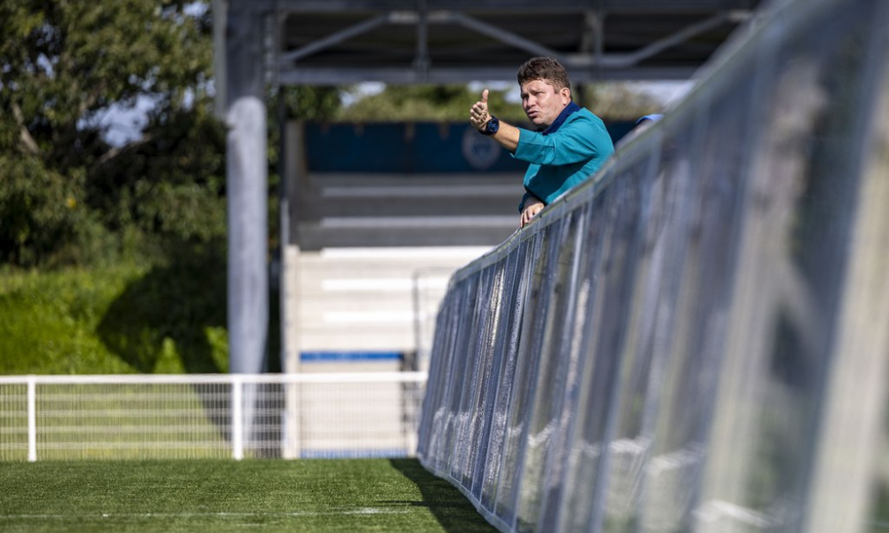 Fábio vasconcelos, ex-treinador da seleção brasileira de futebol de cegos, dá instruções na lateral do campo