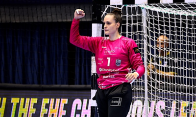 Gabi Moreschi comemora defesa em jogo do CSM Bucaresti na Champions League de handebol feminino