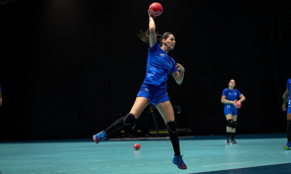 Jogadora da seleção feminina de handebol em treino