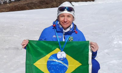 Mirlene Picin posa para foto com medalha da Copa Sul-Americana de esqui cross-country de Bariloche