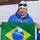 Mirlene Picin posa para foto com medalha da Copa Sul-Americana de esqui cross-country de Bariloche