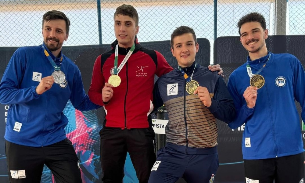 Alexandre Camargo no pódio da espada do Torneio Nacional Cidade de Belo Horizonte