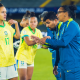 Rosana Augusto dá instrução para jogadora em partida do Brasil na Copa do Mundo sub-20 de futebol feminino