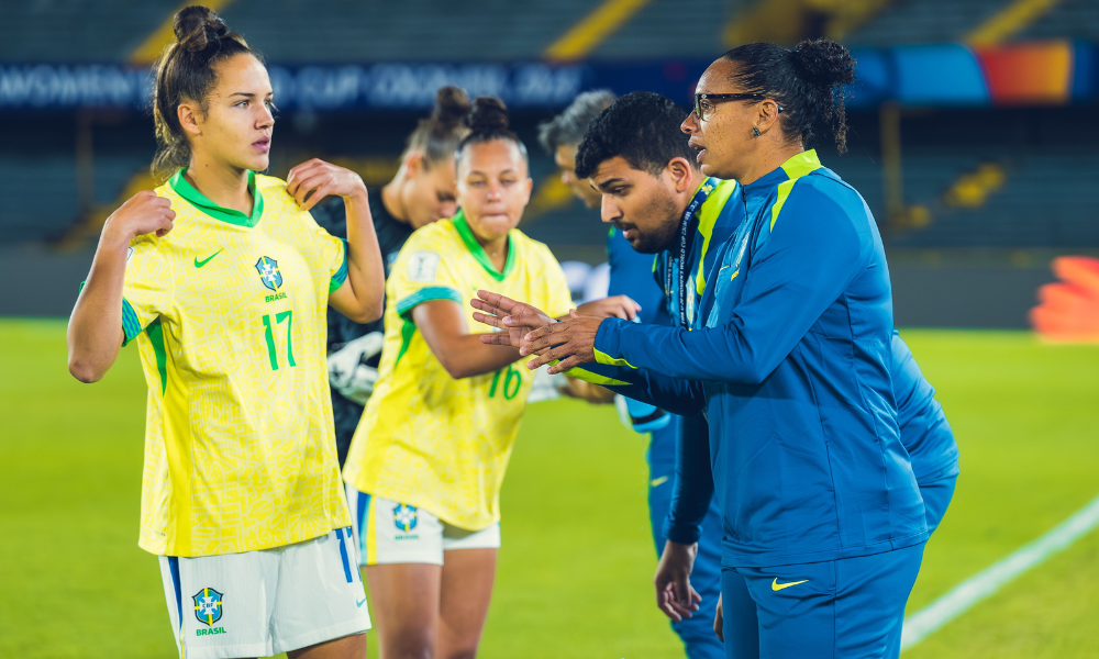 Rosana Augusto dá instrução para jogadora em partida do Brasil na Copa do Mundo sub-20 de futebol feminino