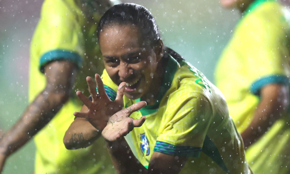 Adriana faz comemoração após marcar gol na partida entre Brasil e Colômbia em amistoso de futebol feminino