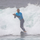 Alejo Muniz celebra pontuação e bate palma em cima da prancha no Challenger Series de Ericeira da WSL