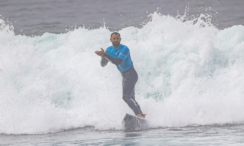 Alejo Muniz celebra pontuação e bate palma em cima da prancha no Challenger Series de Ericeira da WSL